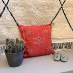 rød motiv 1. Kaktussilkepudebetræk med lysgrønne mønstre.