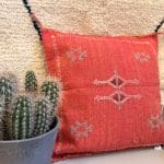 rød motiv 1. Kaktussilkepudebetræk med lysgrønne mønstre.