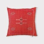 rød motiv 1. Kaktussilkepudebetræk med lysgrønne mønstre.