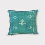 Grønt kaktus-silkeputetrekk med blålige undertoner. Turkis fargetone. Hvite sømmer/mønstre.