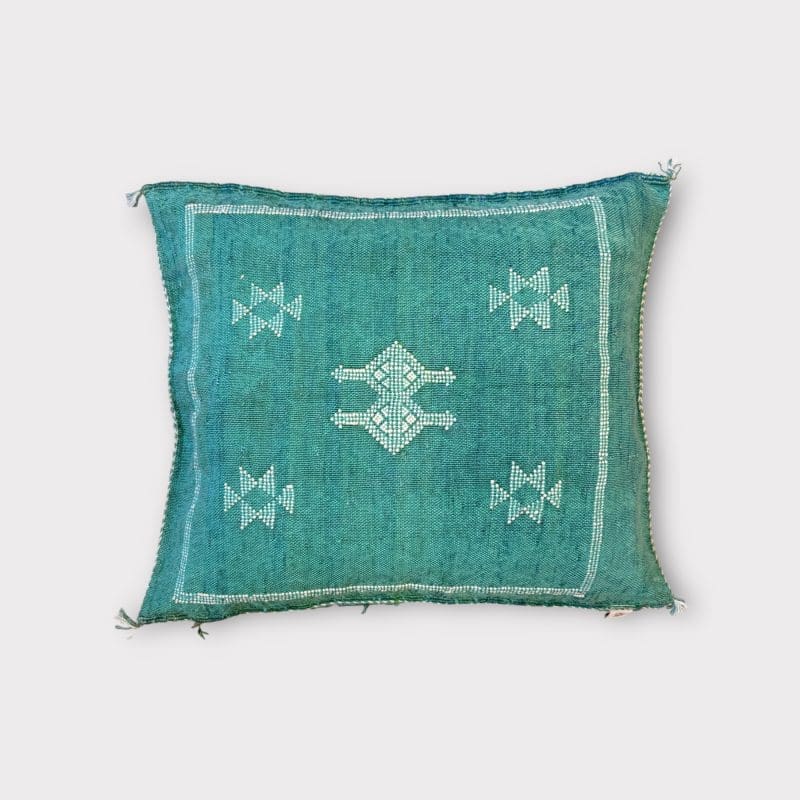 Grønt kaktus-silkeputetrekk med blålige undertoner. Turkis fargetone. Hvite sømmer/mønstre.