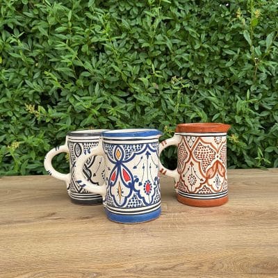 Marokkaanse keramische kannen in verschillende kleuren