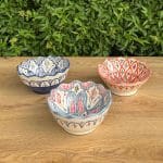 Prachtige Marokkaanse keramieken kommen in drie verschillende varianten, elk met een traditioneel Marokkaans patroon in fijne kleuren. 20 cm in diameter en handgemaakt in Marokko.