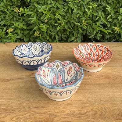 Prachtige Marokkaanse keramieken kommen in drie verschillende varianten, elk met een traditioneel Marokkaans patroon in fijne kleuren. 20 cm in diameter en handgemaakt in Marokko.