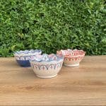 Prachtige Marokkaanse keramieken kommen in drie verschillende varianten, elk met een traditioneel Marokkaans patroon in fijne kleuren. 20 cm in diameter en handgemaakt in Marokko.