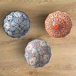Prachtige Marokkaanse keramieken kommen in drie verschillende varianten, elk met een traditioneel Marokkaans patroon in fijne kleuren. 20 cm in diameter en handgemaakt in Marokko.