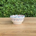 Prachtige Marokkaanse keramieken kommen met het traditionele Marokkaanse patroon in lichtblauw met rode details. 20 cm in diameter en handgemaakt in Marokko.