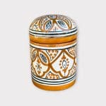 Prachtige Marokkaanse keramieken pot met een traditioneel Marokkaans patroon in een goudbruine kleur. Afmetingen: 13 cm hoog en 9 cm in diameter. Ronde deksel. Handgemaakt in Marokko.