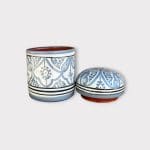 Prachtige Marokkaanse keramieken pot met een traditioneel Marokkaans patroon in een mooie lichtgrijze kleur. Afmetingen: 13 cm hoog en 9 cm in diameter. Rond deksel. Handgemaakt in Marokko.