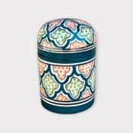 Prachtige Marokkaanse keramische pot met een traditioneel Marokkaans patroon in groenige tinten. Afmetingen: 13 cm hoog en 9 cm in diameter. Rond deksel. Handgemaakt in Marokko.