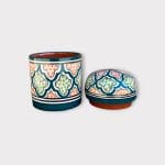 Prachtige Marokkaanse keramische pot met een traditioneel Marokkaans patroon in groenige tinten. Afmetingen: 13 cm hoog en 9 cm in diameter. Rond deksel. Handgemaakt in Marokko.