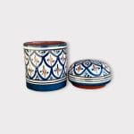 Prachtige Marokkaanse keramieken pot met een traditioneel Marokkaans patroon in donkerblauw. Afmetingen: 13 cm hoog en 9 cm in diameter. Rond deksel. Handgemaakt in Marokko.