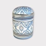 Prachtige Marokkaanse keramieken pot met een traditioneel Marokkaans patroon in een lichtgrijze kleur. Afmetingen: 13 cm hoog en 9 cm in diameter. Rond deksel. Handgemaakt in Marokko.