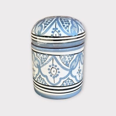 Magnifique pot en céramique marocaine, orné d'un motif traditionnel marocain, de couleur gris clair. Il mesure 13 cm de hauteur et 9 cm de diamètre. Couvercle rond. Fabriqué à la main au Maroc.