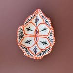 Magnifique bol marocain en forme de feuille unique. De couleur orange, il présente un magnifique motif marocain. Fabriqué à la main au Maroc, il mesure 20 cm de long, 16 cm de large et 5,5 cm de haut.