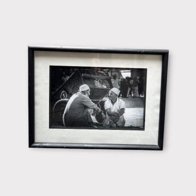 sort-hvid foto i horisontalt format med to ældre herrer der sidder og taler sammen