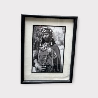 sor-hvid foto i ramme der viser en amazighr kvinde