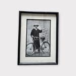 Schwarz-Weiß-Foto: Mann mit Fahrrad – altes Foto aus Marokko