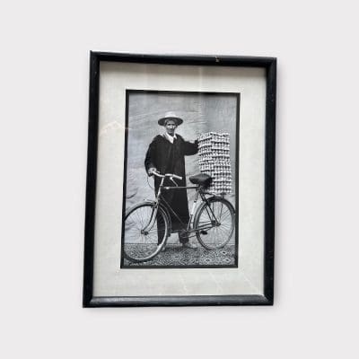 Sort-hvid billede Mand med cykel - gammelt foto fra Marokko