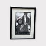 Photo en noir et blanc encadrée de noir d'une femme berbère