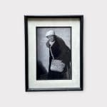 Svart-hvitt-bilde i svart ramme med en eldre mann fra Marokko