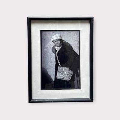 sort-hvid foto i sort ramme med en ældre mand fra Marokko