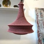 Lampe au crochet couleur prune, disponible en trois tailles. Fabriquée en fil de nylon.
