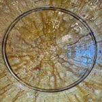 Tamegroute-skål_-tandad-kant-på-fot_GUL_1