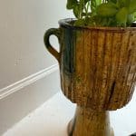 bloempot-schuilplaatsen-op-een-voet-geel-Tamegroute_4