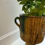 bloempot-schuilplaatsen-op-een-voet-geel-Tamegroute_4