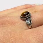 ring med vakker tigerøyestein