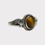 ring med vakker tigerøyestein