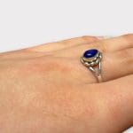 ring med dråpeformet ametyststein