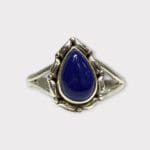 ring med dråpeformet ametyststein