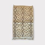 lille beni ouarain i lys uld med sandfarvet mønster - måler 102x154 cm