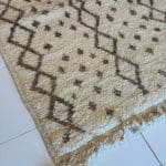 lille beni ouarain i lys uld med sandfarvet mønster - måler 102x154 cm