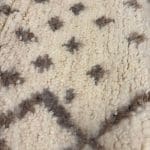 lille beni ouarain i lys uld med sandfarvet mønster - måler 102x154 cm