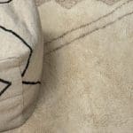 Beni Ouarain tæppe_ZEN måler 217x296 - hvid uld med beige mønster