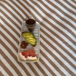 Halima sengetæppe med brune striber i 100% bomuld