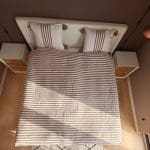 Halima sengetæppe med brune striber i 100% bomuld