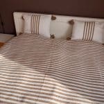 Halima sengetæppe med brune striber i 100% bomuld
