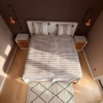 Halima sengetæppe med brune striber i 100% bomuld