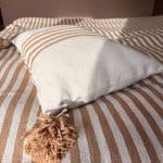 Halima sengetæppe med brune striber i 100% bomuld