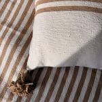 Halima sengetæppe med brune striber i 100% bomuld