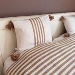 Halima sengetæppe med brune striber i 100% bomuld