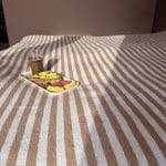 Halima sengetæppe med brune striber i 100% bomuld