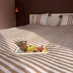 Halima sengetæppe med brune striber i 100% bomuld