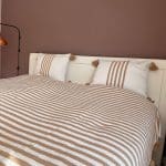 Halima sengetæppe med brune striber i 100% bomuld