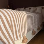 Halima sengetæppe med brune striber i 100% bomuld