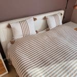 Halima sengetæppe med brune striber i 100% bomuld